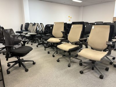 تعدادی صندلی اداری