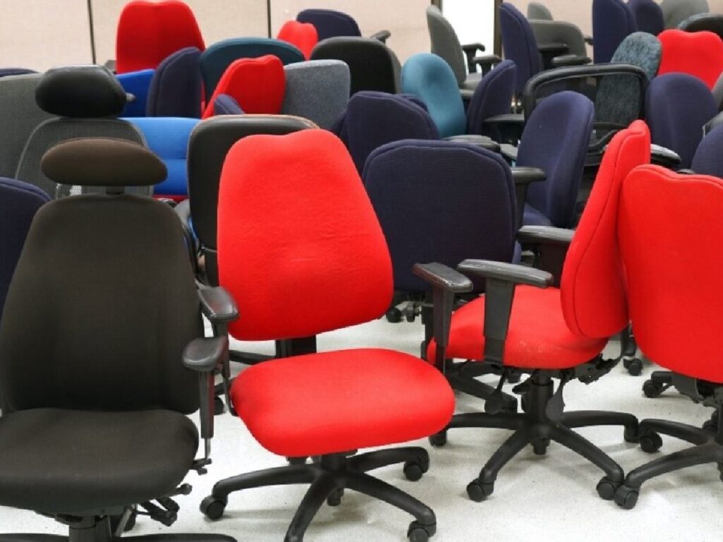 چندین صندلی اداری
