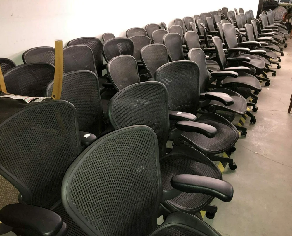 تعداد زیادی صندلی