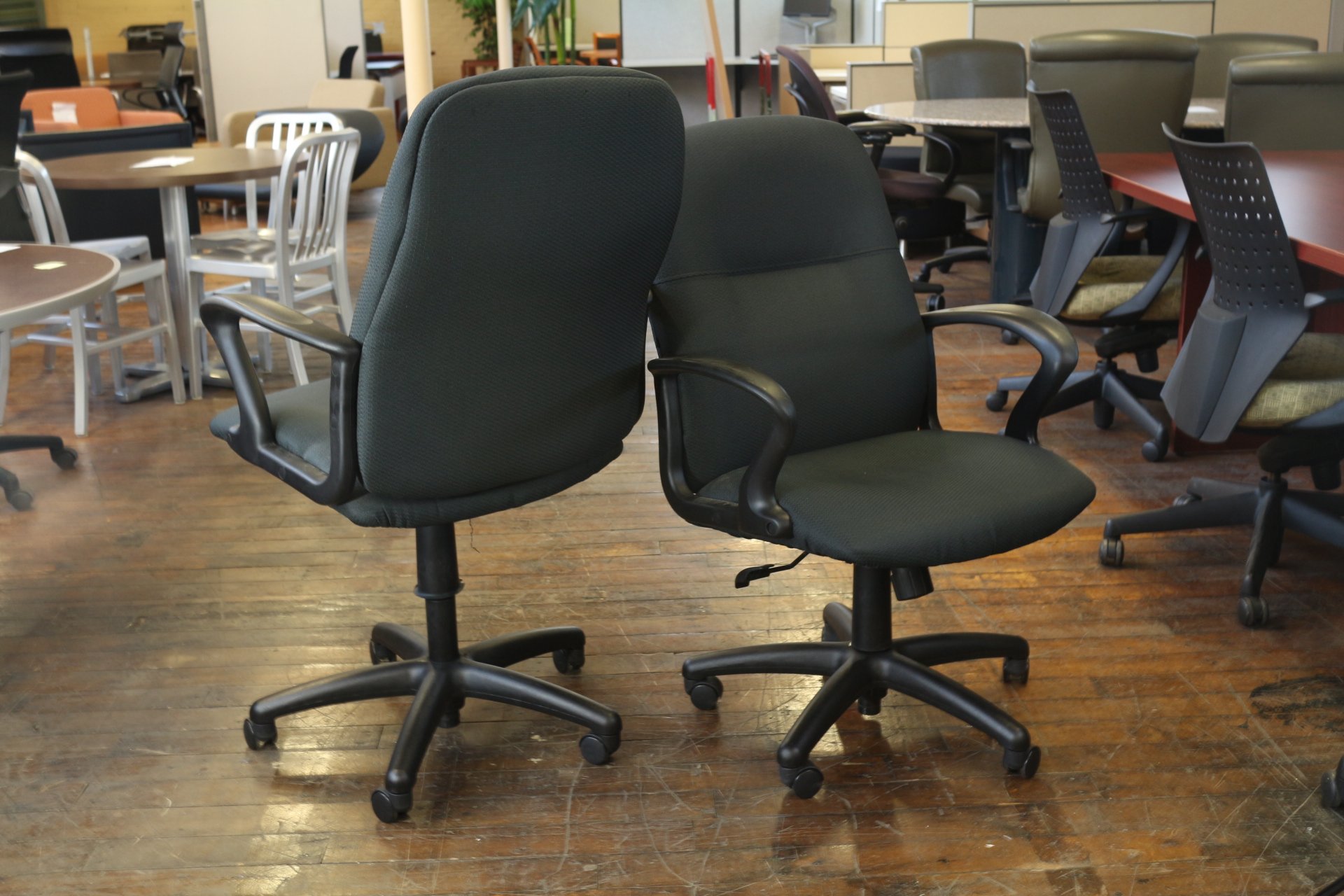 دو عدد صندلی اداری 