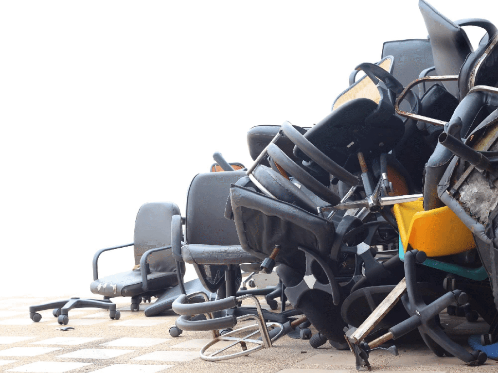 تعدادی صندلی فرسوده روی هم