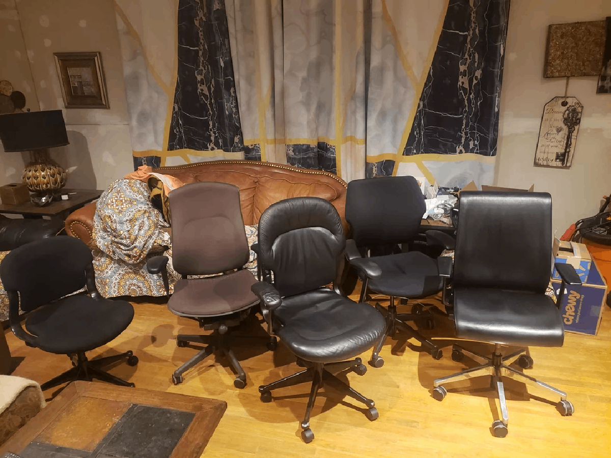 چند صندلی قدیمی