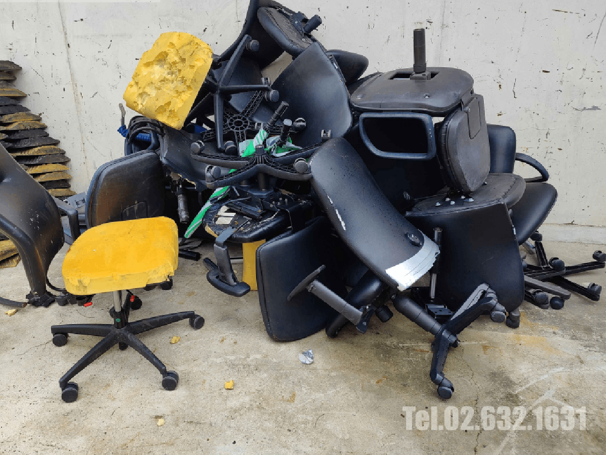 صندلی های فرسوده