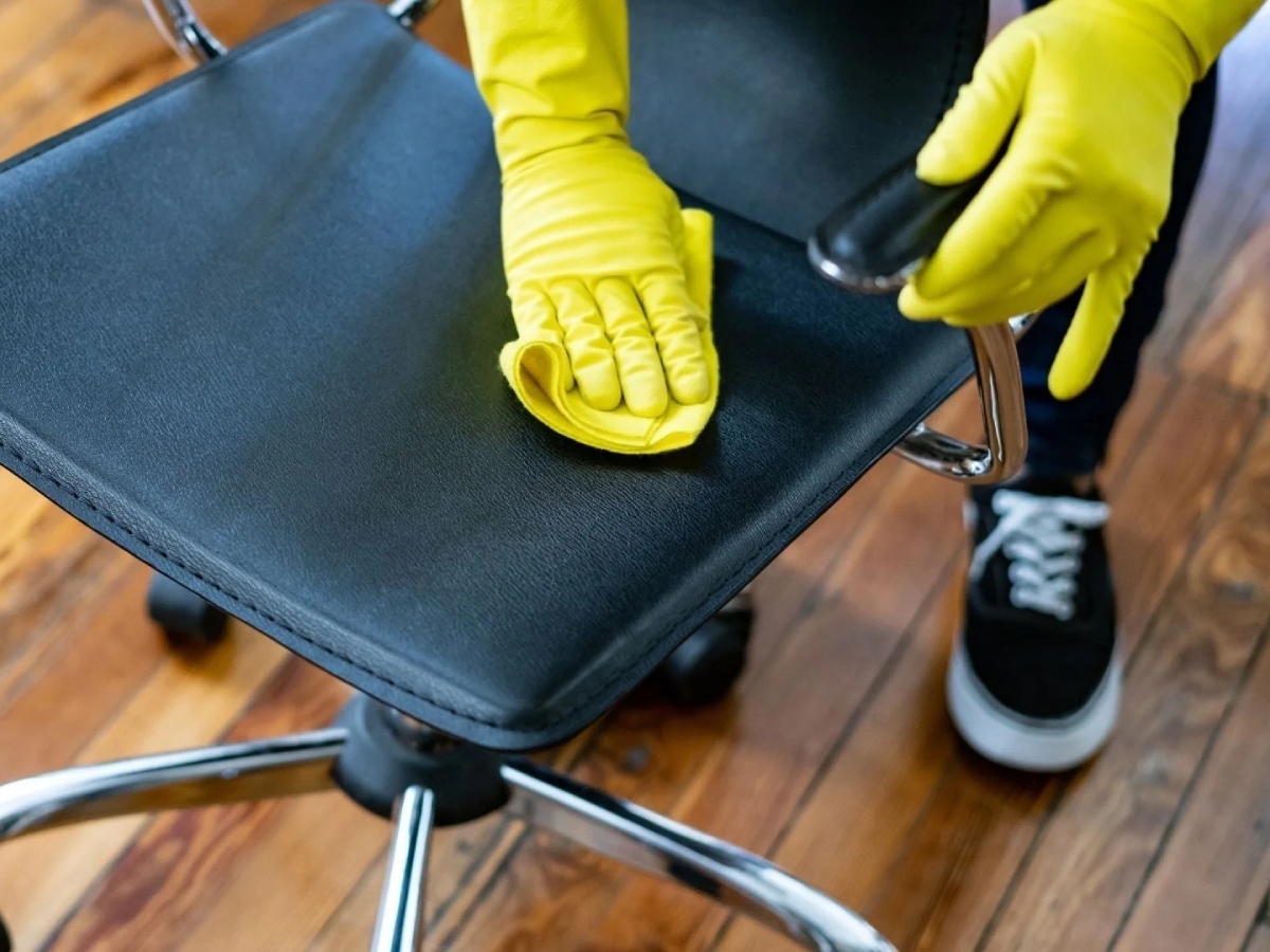 نظافت صندلی اداری چرم
