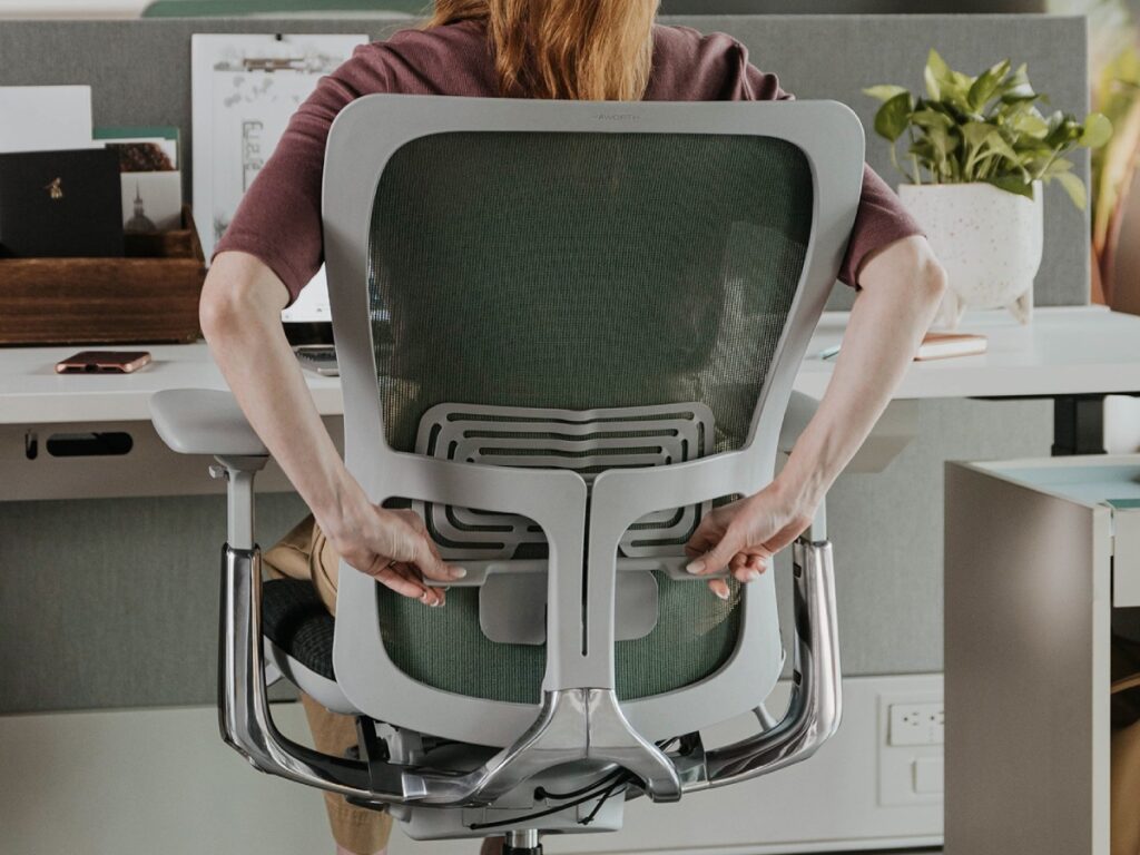 زنی نشسته روی صندلی